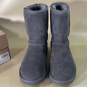 NWT UGG Classic Women's  Grey Short II Boots  Sz 6